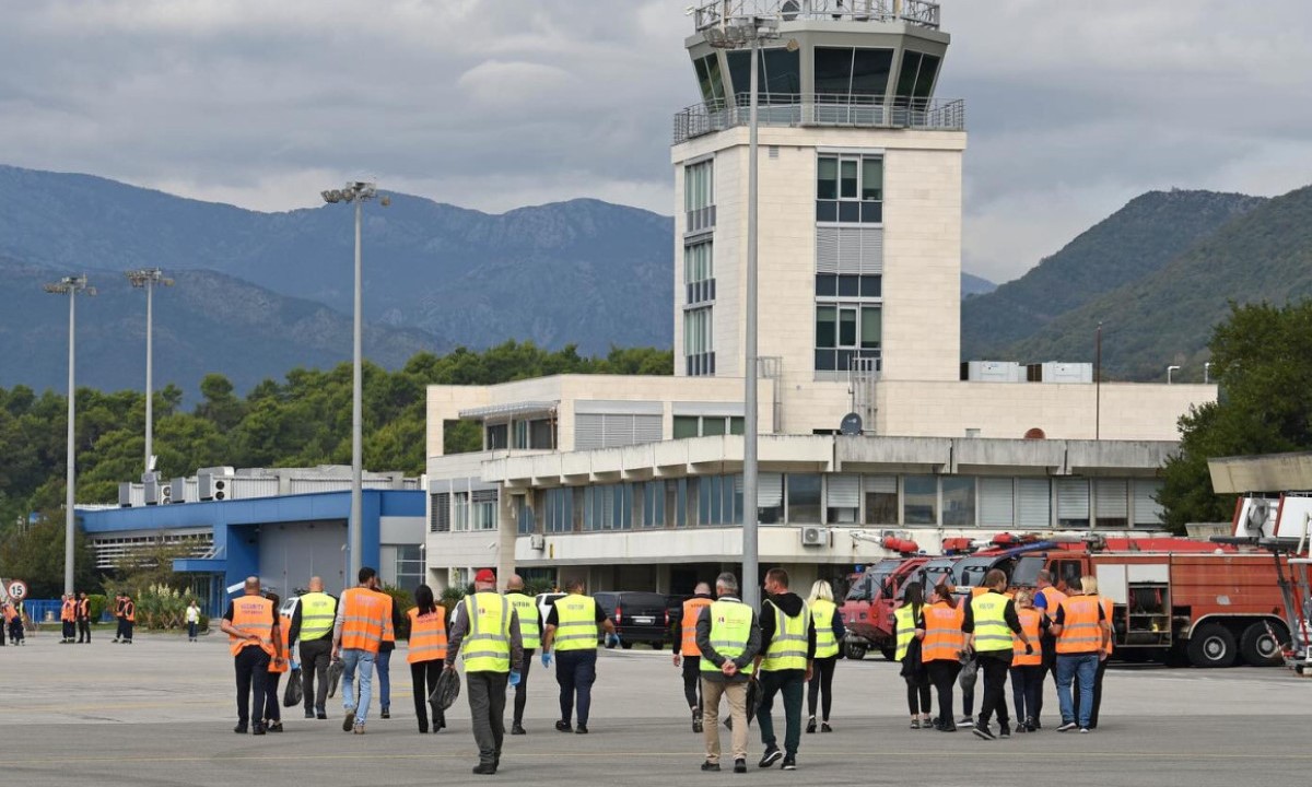 Nakon što su vraćeni državljani Srbije: Cetinjanin kamenovao zgradu Aerodroma Tivat