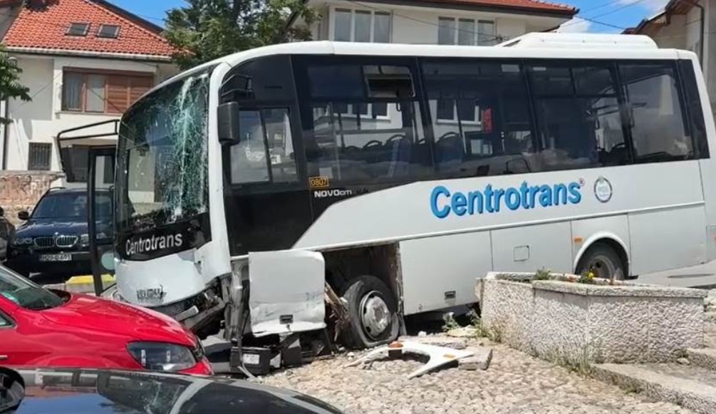 Minibusu otkazale kočnice u Sarajevu: Vozač udario u stub da bi spriječio veću nesreću