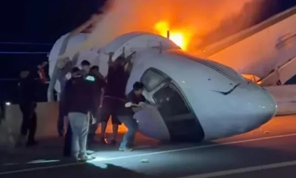 Avion u vlasništvu Vorena Bafeta pao na auto-put i zapalio se: Nije poznato da li je neko poginuo
