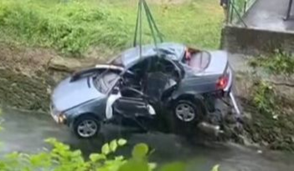 Tragedija u BiH: Vozač poginuo nakon slijetanja u kanal Une VIDEO