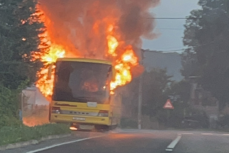 Zapalio se autobus: Vozač na vreme uspio da pobjegne iz vozila VIDEO