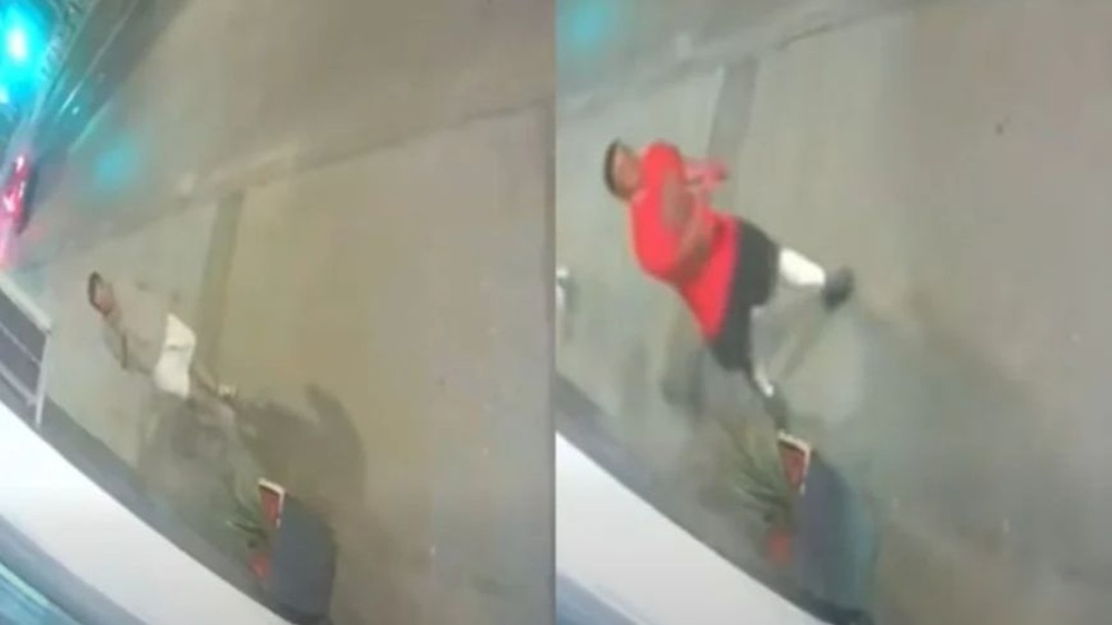 Nadzorna kamera u BiH snimila “opasne momke”: Idu ulicom i ruše saksije sa cvijećem VIDEO