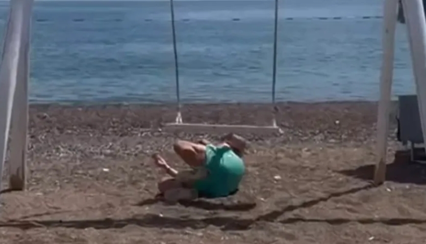 Đani se srušio nasred plaže, pao kao “pokošen”: Slađa ga snimala, nije mu bilo spasa