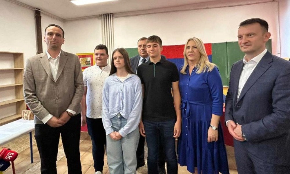 Dodatni podstrek! Dodik, Cvijanovićeva i Maričić nagradili najbolje učenike u Dragočaju VIDEO