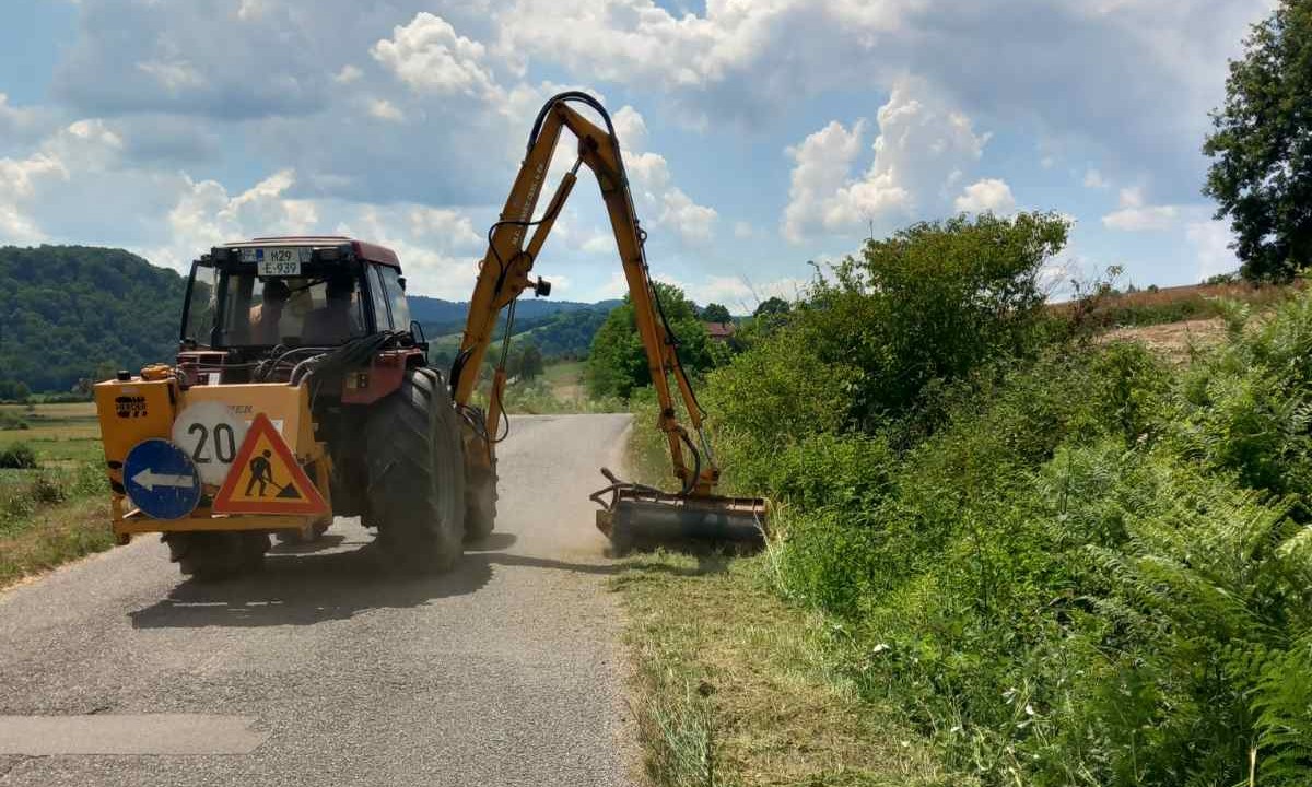 Radovi na putu ka Gomionici: Sanacija rupa i košenje za bezbjedniji saobraćaj