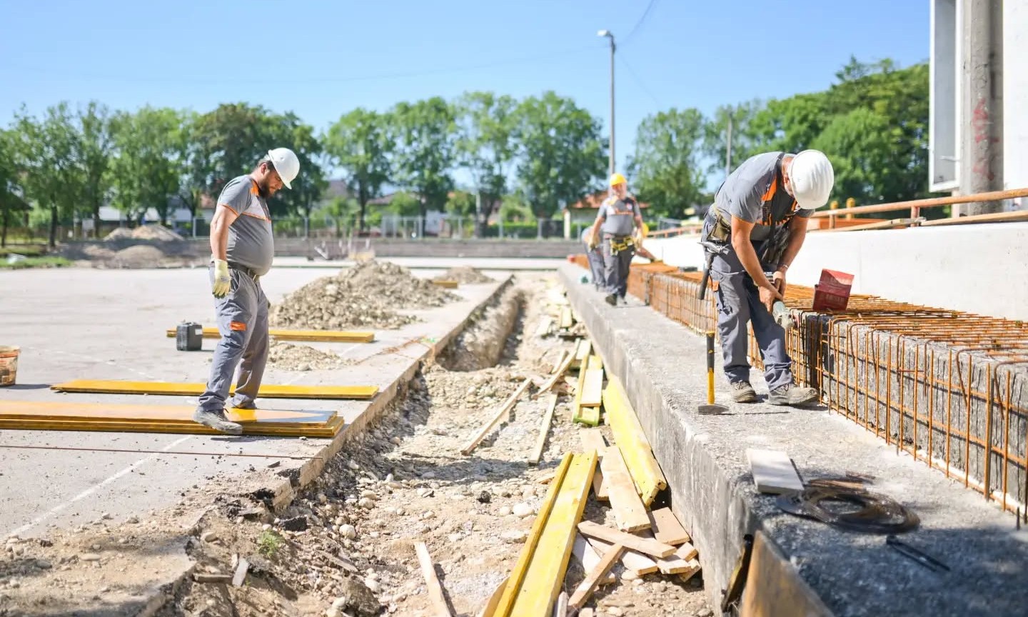 Radovi pored škole: Počela izgradnja sportsko-rekreativnog kompleksa u Lazarevu FOTO
