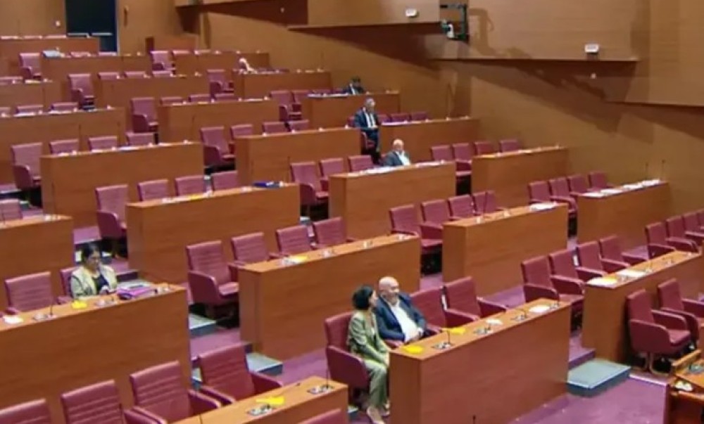 Prosječna plata ovih političara 4000 evra: Kamera “uhvatila” koliko ih je danas došlo na posao VIDEO
