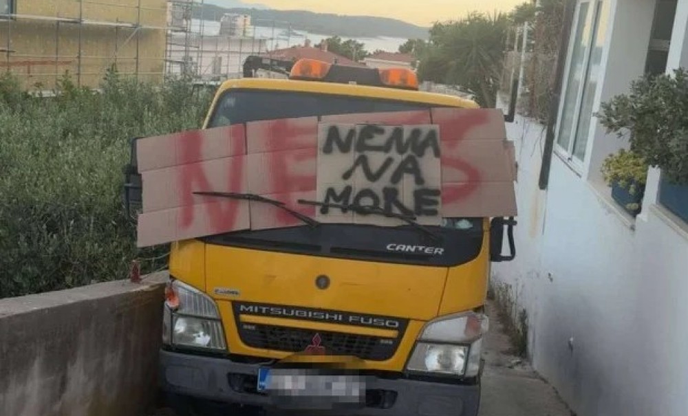 Za rubriku vjerovali ili ne! Kamionom blokirao ulicu u Hvaru: “Nema na more”