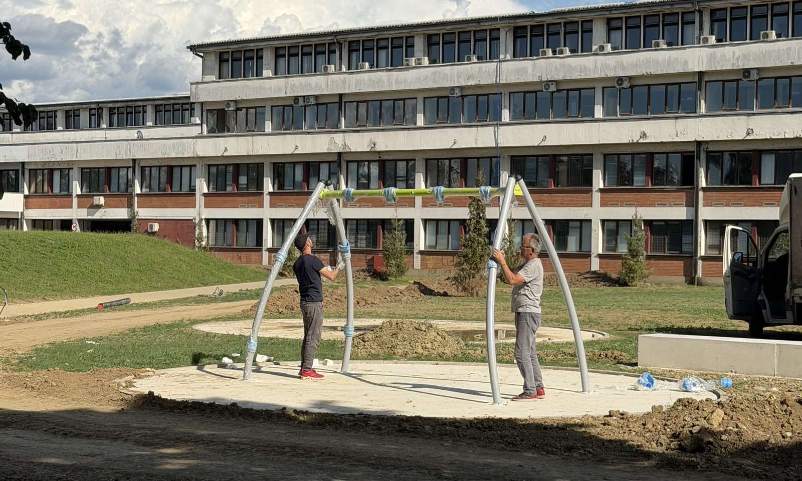 Studentski park dobija igralište: Počela montaža sadržaja za najmlađe FOTO