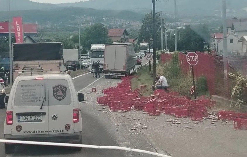 Nesvakidašnja nezgoda u BiH: Prikolica se otkačila u vožnji, gajbe Koka-Kole svud po putu