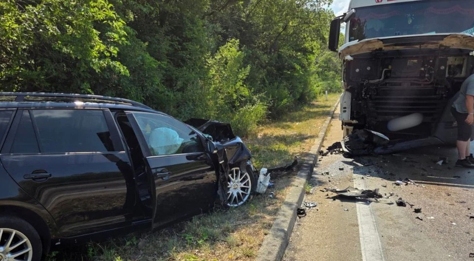 Sudar kamiona i automobila: Povrijeđene dvije osobe, usporen saobraćaj