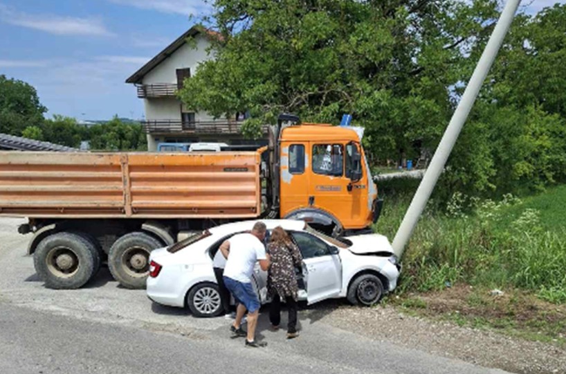 Saobraćajna nesreća u Laktašima: Auto udario u banderu