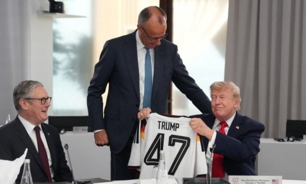 Samit G7: Merc poklonio Trampu dres njemačke fudbalske reprezentacije sa brojem 47