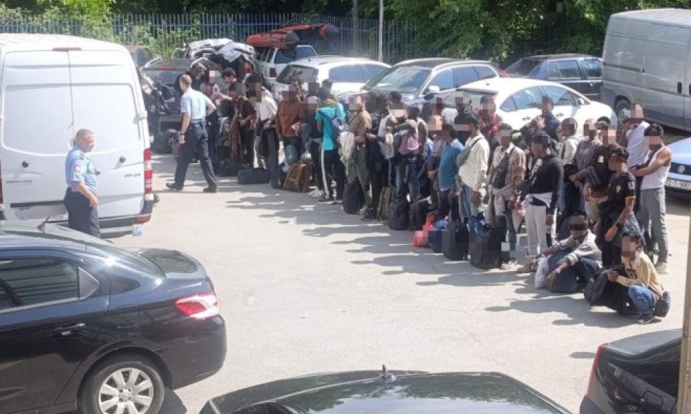 Hapšenje u Kozarskoj Dubici: U teretnom kombiju pronađen 51 ilegalni migrant