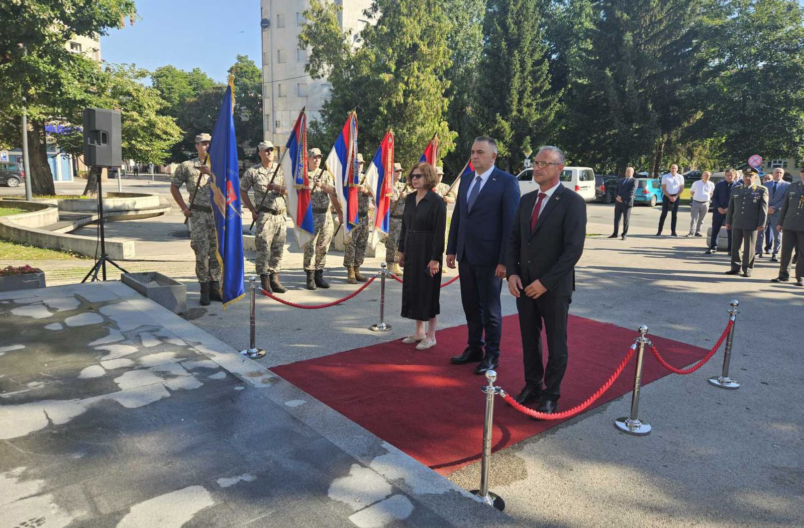 Krsna slava Vojske RS: Premijer Minić i ministri u Prijedoru položili vijence