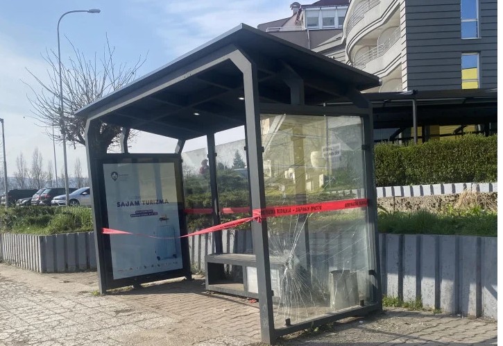 Razbijeno staklo kod “Lesnine”: Opasno autobusko stajalište i dalje bez sanacije