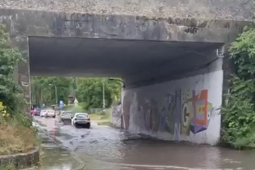 Otežan saobraćaj: Automobili “plovili” ispod nadvožnjaka u Banjaluci VIDEO