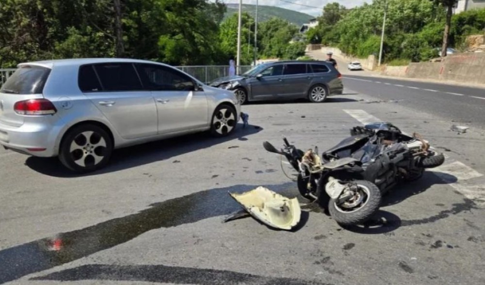 Još jedna saobraćajka u BiH: Dvije osobe povrijeđene u sudaru automobila i motora