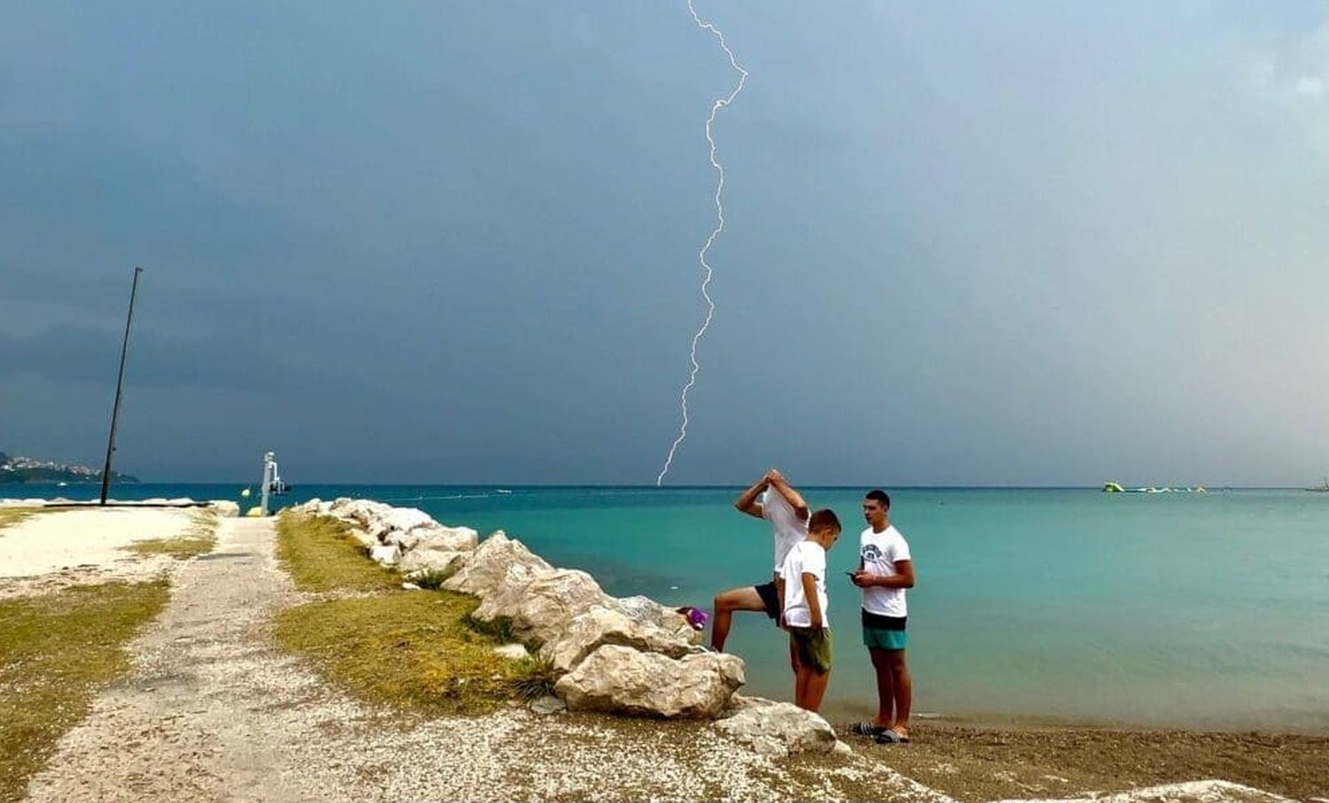 Plivanje u moru tokom nevremena nikako nije dobro: Stručnjaci upozoravaju na opasnosti