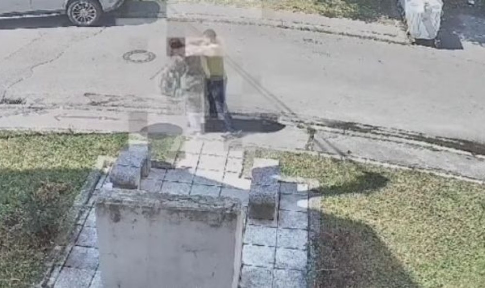 Pljačka u BiH usred bijela dana: Muškarac otrgnuo starijoj ženi lančić s vrata VIDEO
