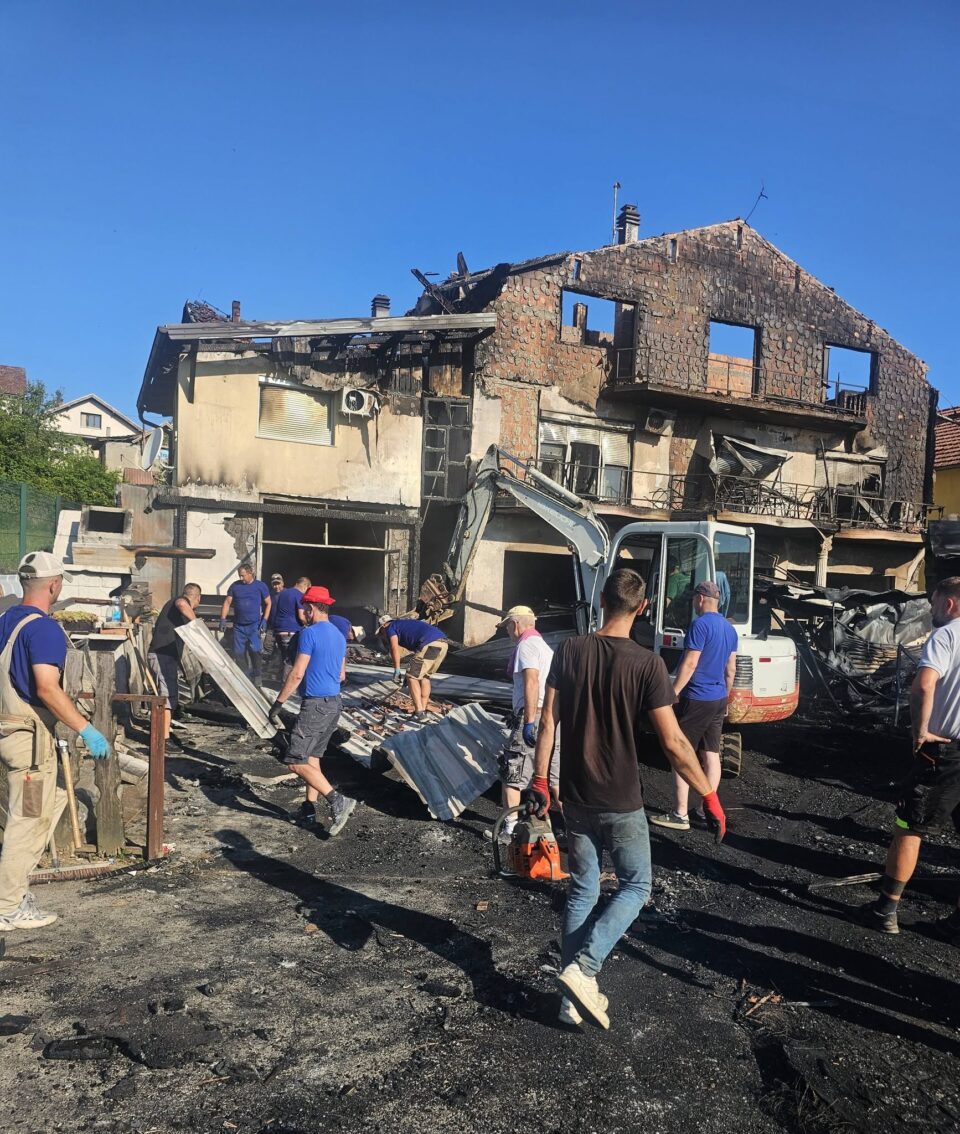 Humanost na djelu: Dervenćani čiste zgarište Majstorovića, stigla i donacija od 30.000 KM