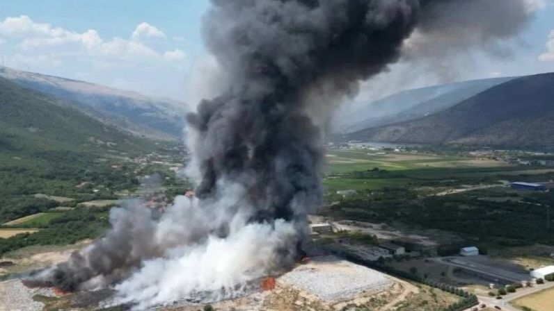 Višemilionska šteta u Mostaru: Požar na deponiji zatrpavaju pijeskom i zemljom