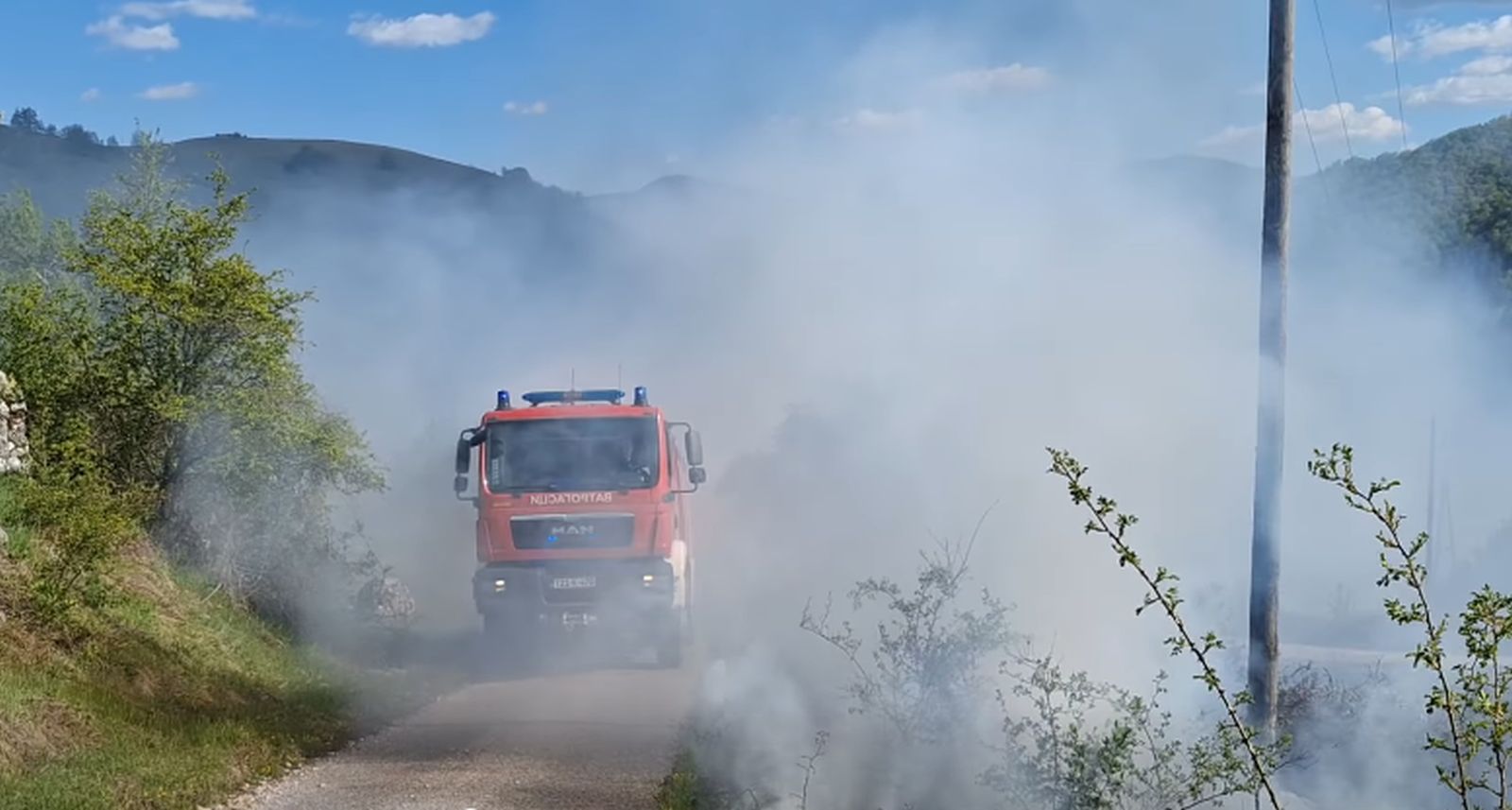 Vatra zaprijetila kućama u selu kod Gacka VIDEO