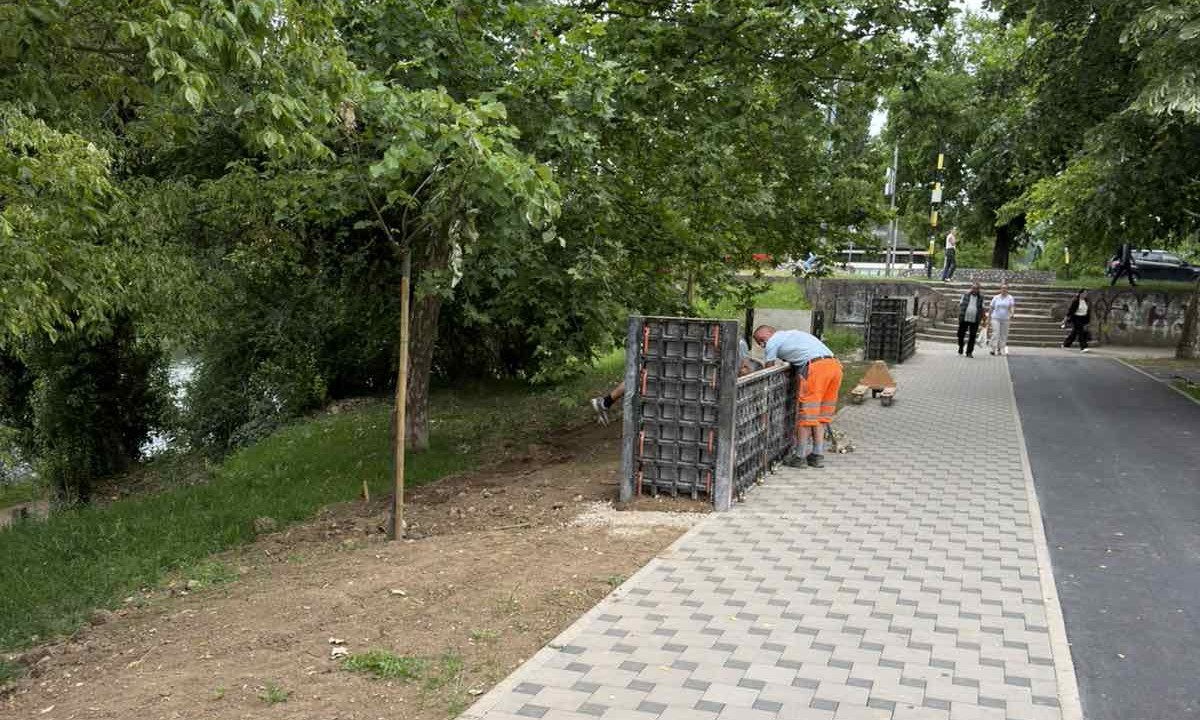 Nove klupe, nova staza: Popločano šetalište kod Pravnog fakulteta FOTO