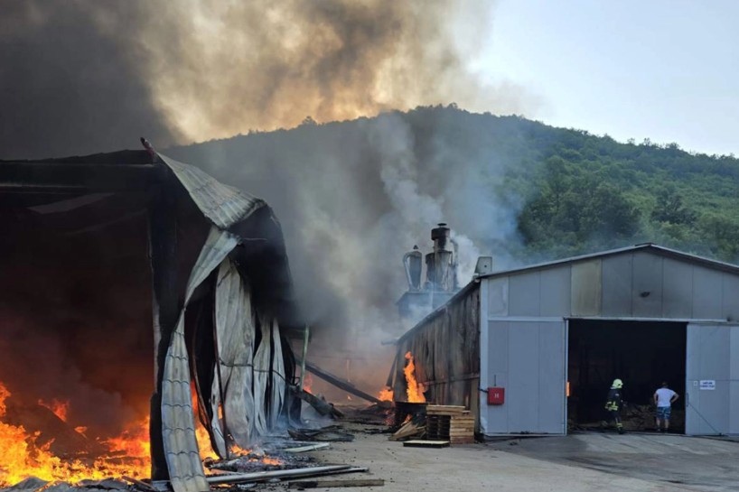 Požar u Ribniku: Izgorio poslovni objekat, devet osoba u domu zdravlja zbog udisanja dima