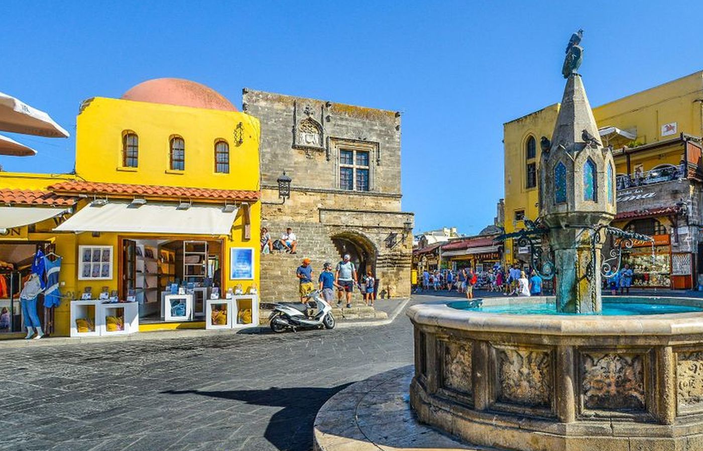 Turista izazvao haos na Rodosu: Izašao go na ulicu, popeo se na vozilo Hitne pomoći, a bolje da nije VIDEO
