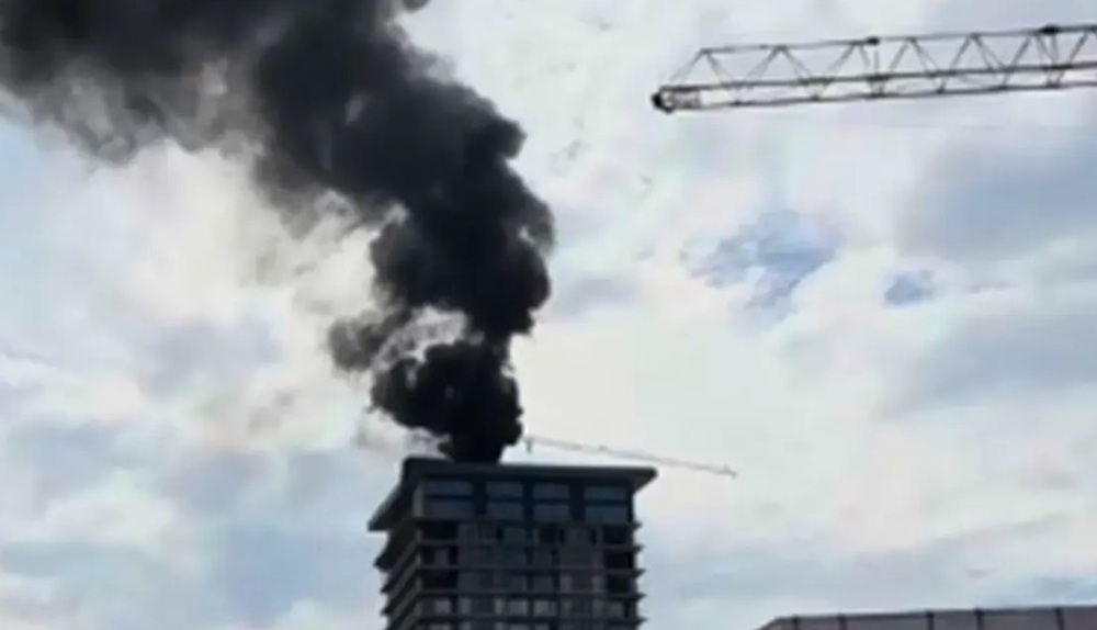 Crni dim kulja iz zgrade: Vatrogasaci se bore sa požarom u Sarajevu