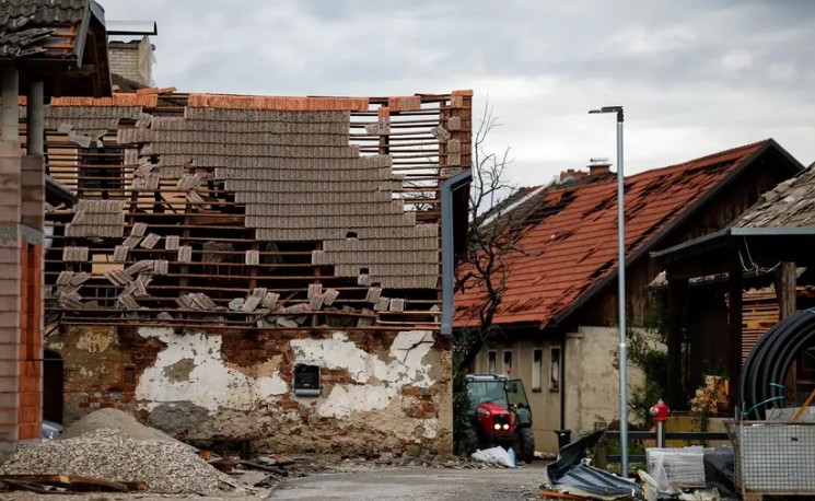 Haos u Sloveniji: Snažno nevrijeme nosilo krovove i stabla, više od 100 objekata teško oštećeno