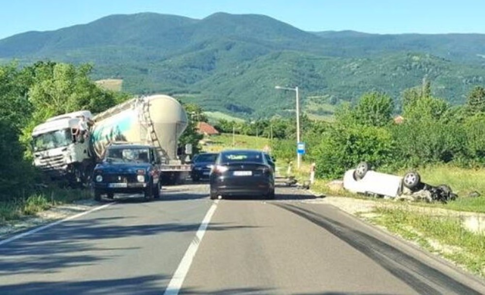 Stravičan sudar s cisternom kod Topole: Od siline udara automobil završio na krovu