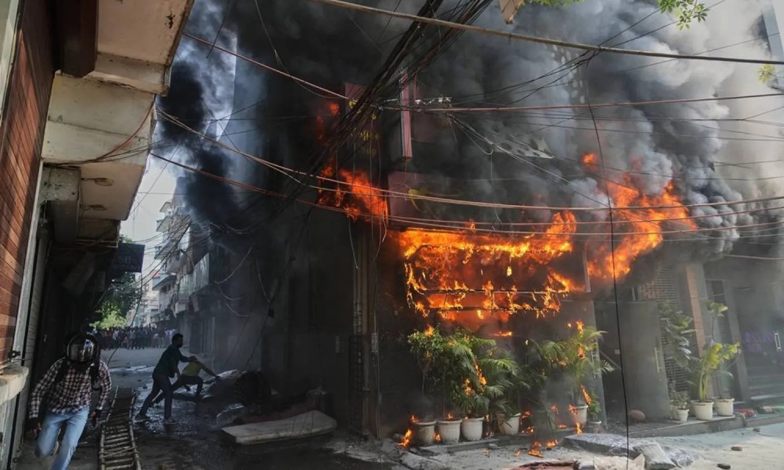 Razoran požar odnio 21 život: Desetine ljudi spasene iz zapaljenog hotela