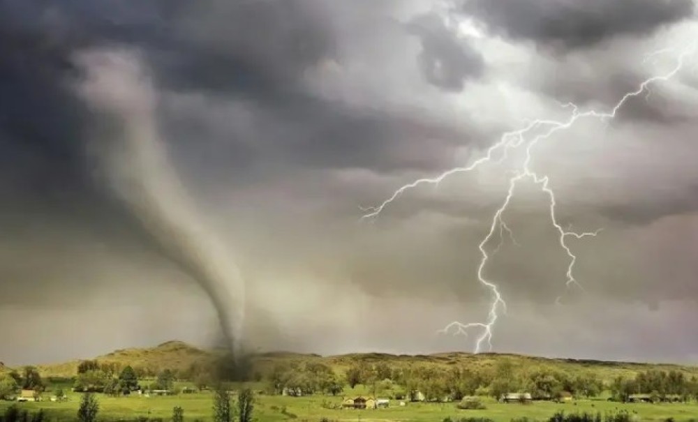 Tornado u Italiji obarao drveće i tezge na pijaci: Pogledajte trenutak žestokog udara VIDEO