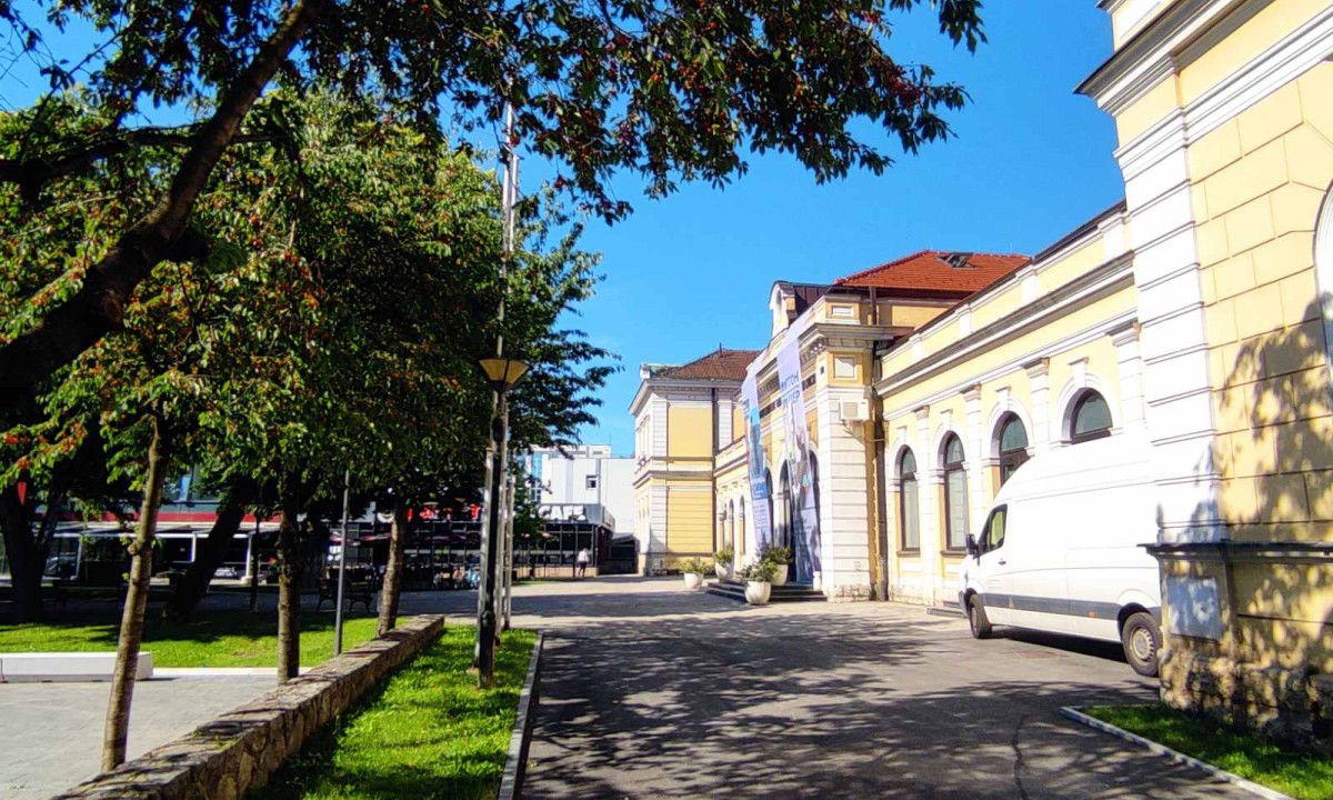 Rodile trešnje kod banjalučkog muzeja: Penzioneri se slade dok igraju šah