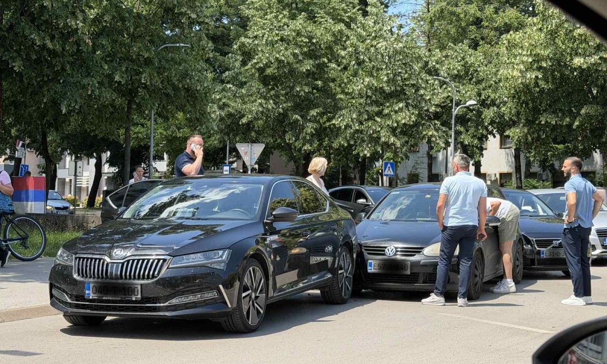 Lančani sudar u Banjaluci: Gužva kod kružnog toka FOTO