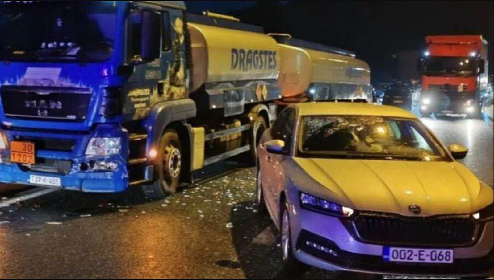 Haos zbog nevremena: Cisterna naletjela na automobile koji su se skrivali od leda