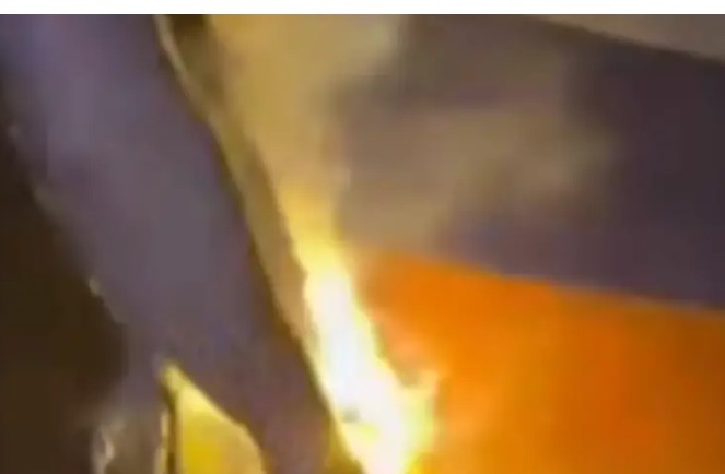 Skinuli zastavu Republike Srpske s jarbola pa je zapalili: Snimak objavili na društvene mreže VIDEO