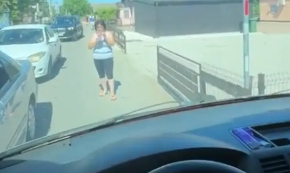 Može da prođe, ali neće! Žena blokirala saobraćaj – odbija da se mimoiđe s drugim vozilom VIDEO