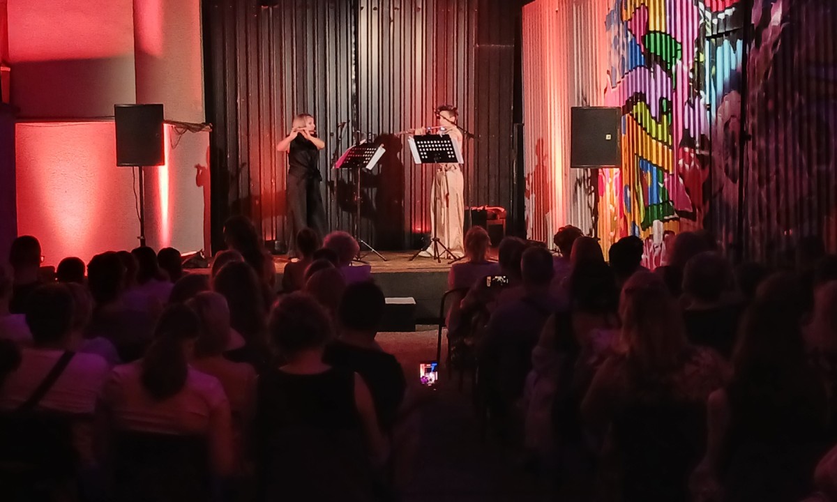 Neobično veče u Art dvorištu Banskog dvora: Duo „Flutete“ spojio vrhunsku muziku i edukaciju FOTO/VIDEO