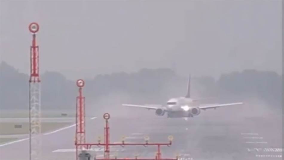 Avion sa 162 ljudi završio van piste:”Miris dima i tumbanje po travi” VIDEO