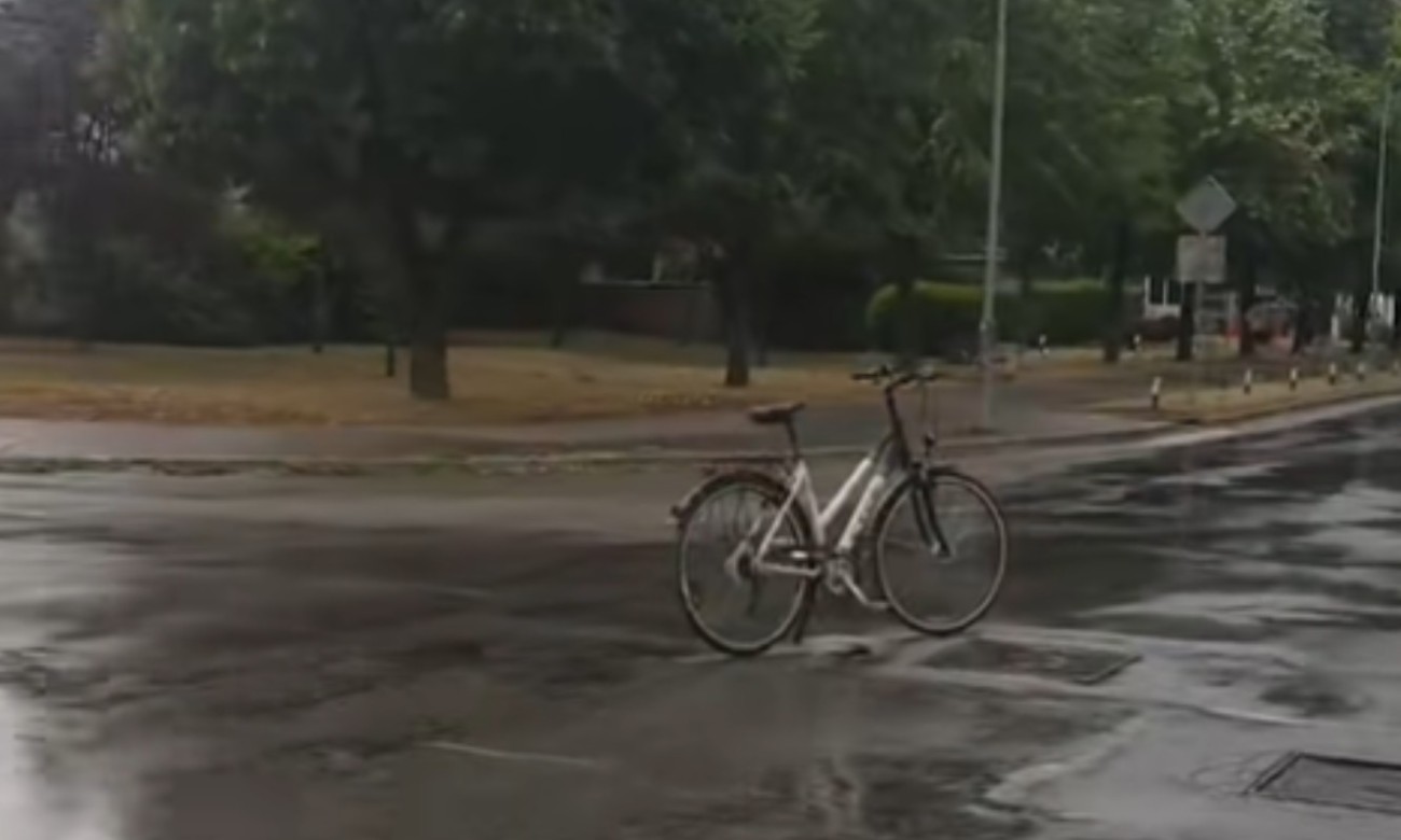 Neobična scena u Banjaluci: Bicikl ostavljen nasred raskrsnice VIDEO