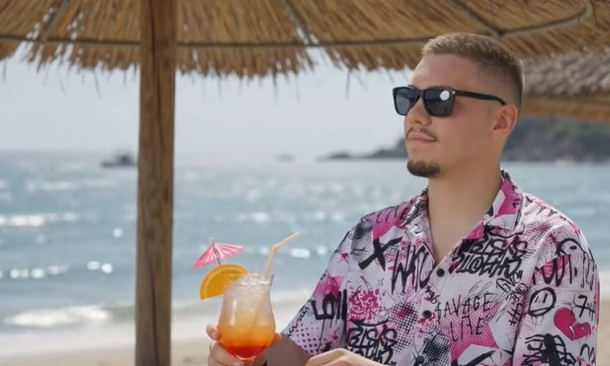 Da li će ovog ljeta naći „onu pravu“? Damjan Vračar predstavio novu pjesmu „Poruka stota“ VIDEO