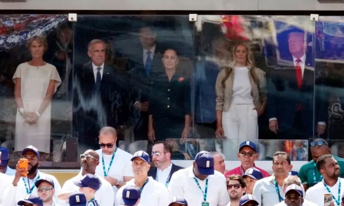 Finale se ne propušta: Donald i Melanija kroz staklo sve posmatraju