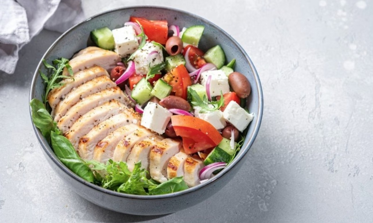 Grčka salata s piletinom koja se pravi za 15 minuta: Ljetnji ručak bez paljenja šporeta