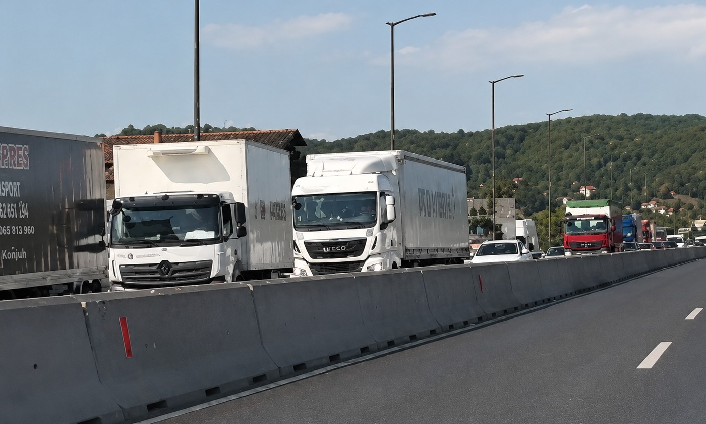 Kolaps na brzoj cesti Laktaši – Banjaluka: Kilometarska kolona od “Nisa” do “Mlijekoprodukta”