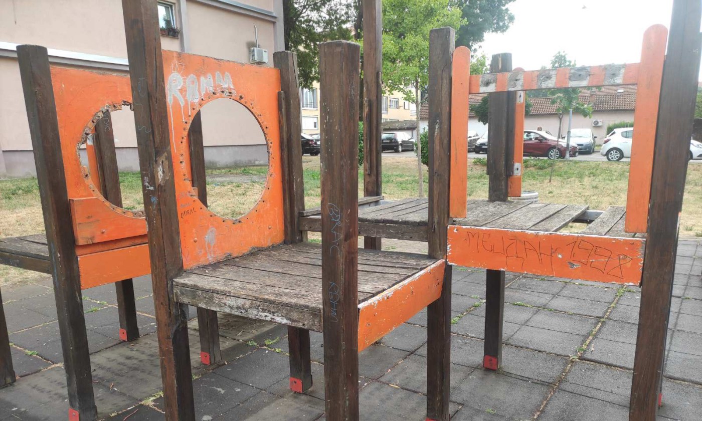 Vandali uništili dječije igralište u Banjaluci: Od svega ostala samo jedna ljuljaška FOTO