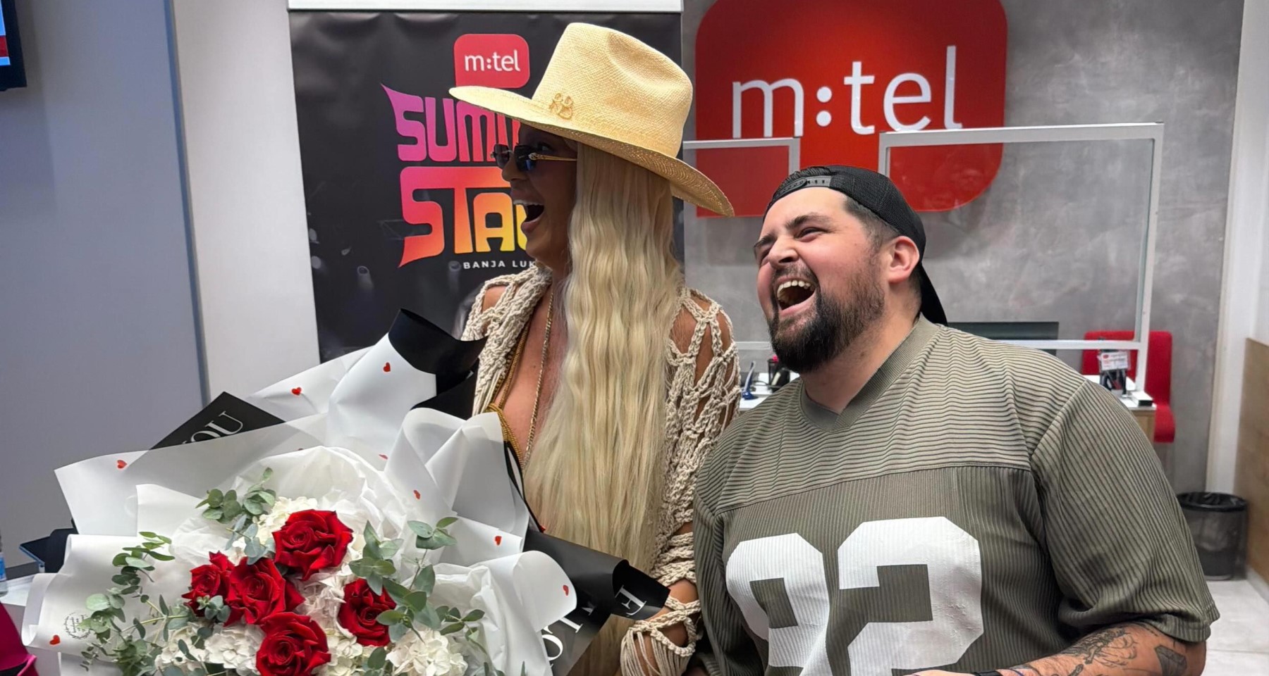 Karleuša vidno šokirana: Pogledajte kako je fan u Banjaluci iznenadio, ovo nije mogla da kupi VIDEO