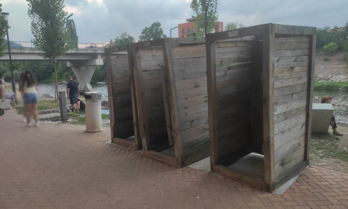 Ruglo na plaži kod Zelenog mosta: Gradska uprava zaboravila na obećanu rekonstrukciju kabina